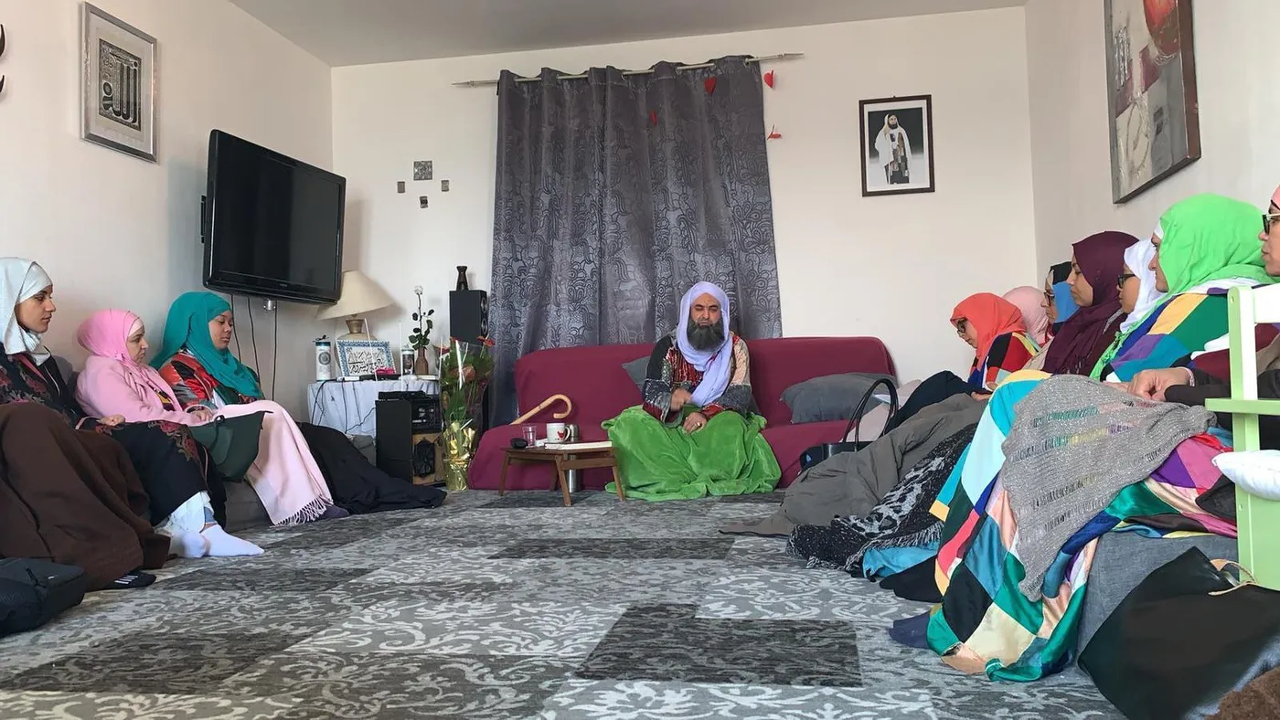 Assise des femmes à la zawiya de Condrieu Assise des femmes à la zawiya de Condrieu