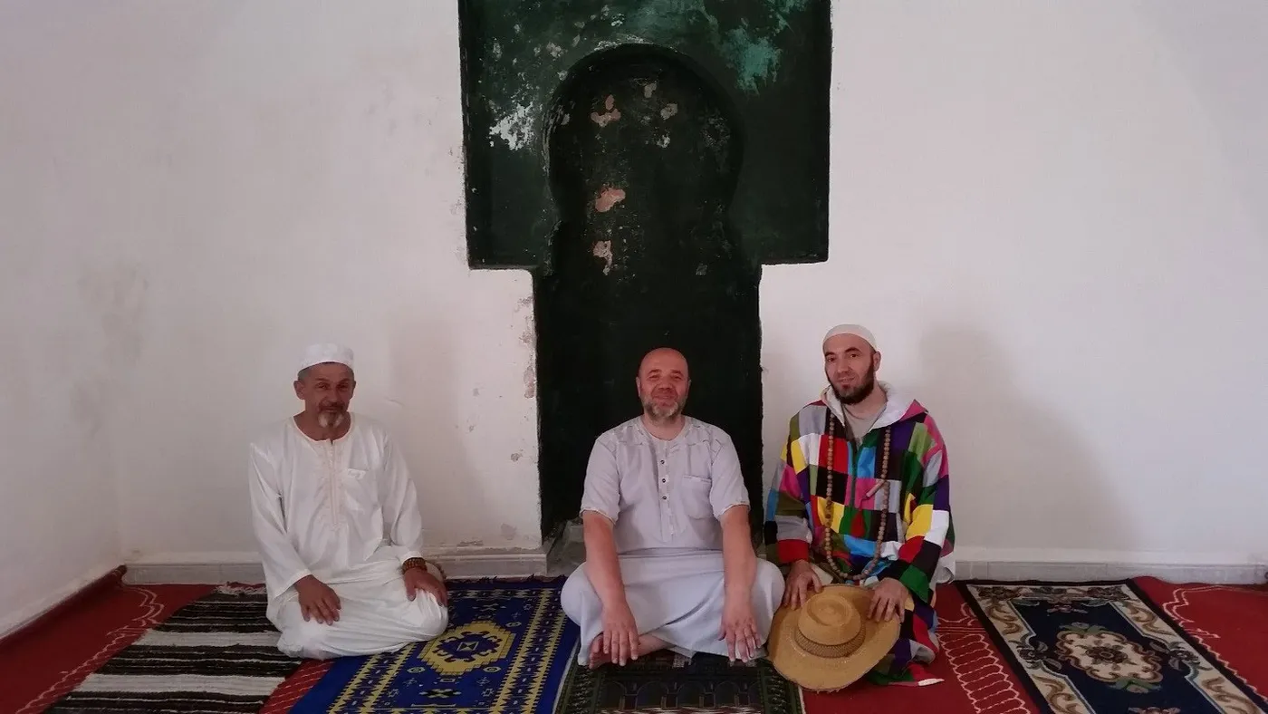 La mosquée construite à côté du darih.