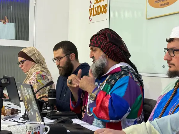 Le Shaykh s'exprime à la tribune, à l'Institut de Joinville
