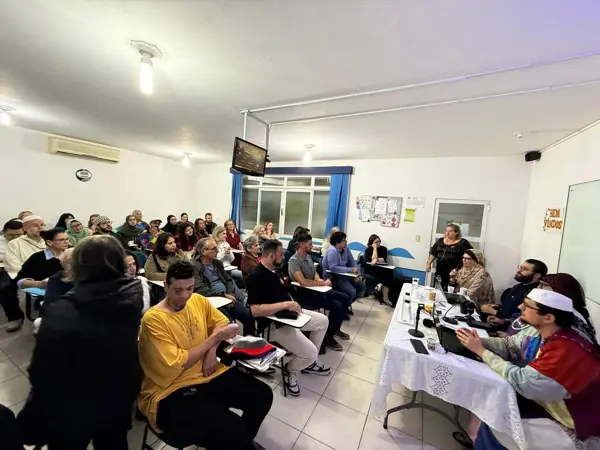 Vue de la salle et de la tribune pendant la conférence