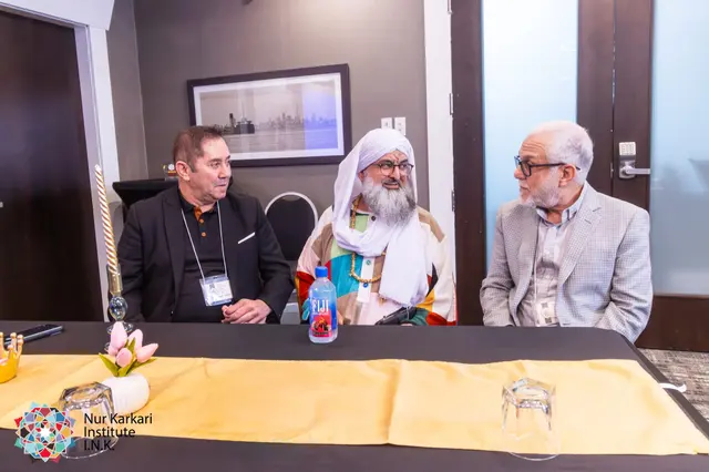 Le Shaykh en conversation avec deux participants