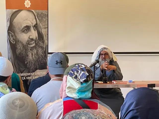 Le Shaykh s'adresse à l'assistance, conférence à Paris