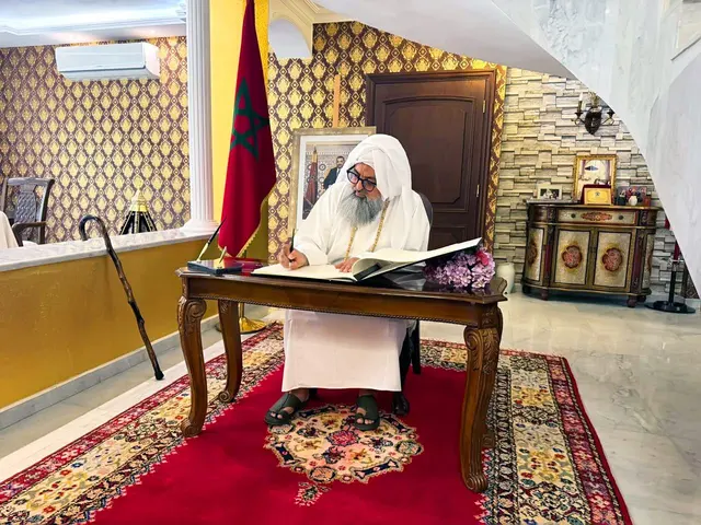 Le Shaykh signe le livre d'or lors de sa rencontre en Jordanie