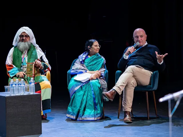 Le Shaykh à la table ronde Laïcité et culte, aux côtés d'une représentante hindoue et d'un intervenant