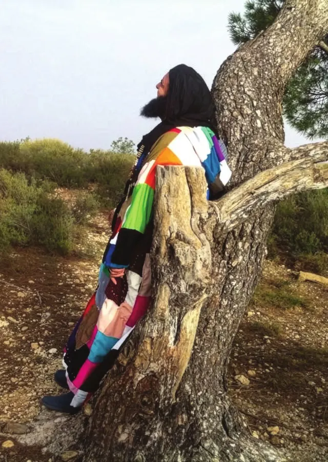 Le Shaykh adossé à un arbre
